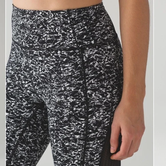 Lululemon Deep Breath Crop 21" Iced Wave White Black - Picture 9 of 13
